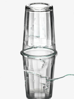 玻璃板倒扣的玻璃杯子高清图片