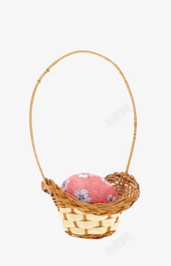 棕色手工装了粉红色彩蛋的篮子编素材