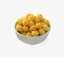 一碗金黄色的球形爆米花实物图素材