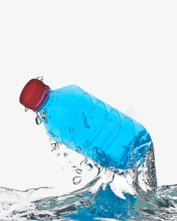 蓝色解渴从水中拿起的一瓶饮料实素材