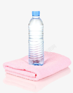 透明解渴在粉红色毛巾上的塑料瓶素材