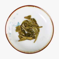 瓷碗盘中龙井茶叶素材