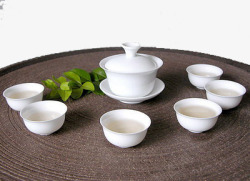 桌上的绿色茶叶和盖碗茶素材