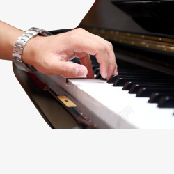 戴手表的男人弹钢琴的男人的手高清图片
