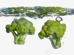 水里的蔬菜掉进水里的西兰花高清图片
