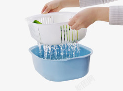 洗菜沥水篮正在沥水的洗菜篮高清图片