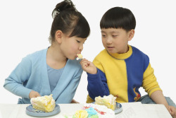 喂孩子吃饭吃蛋糕的两个孩子高清图片