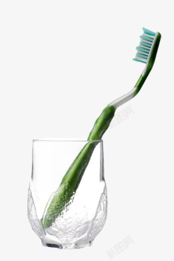 透明玻璃杯里的绿色牙刷实物素材