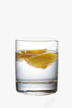 玻璃杯里的柠檬片苏打气泡水实物素材