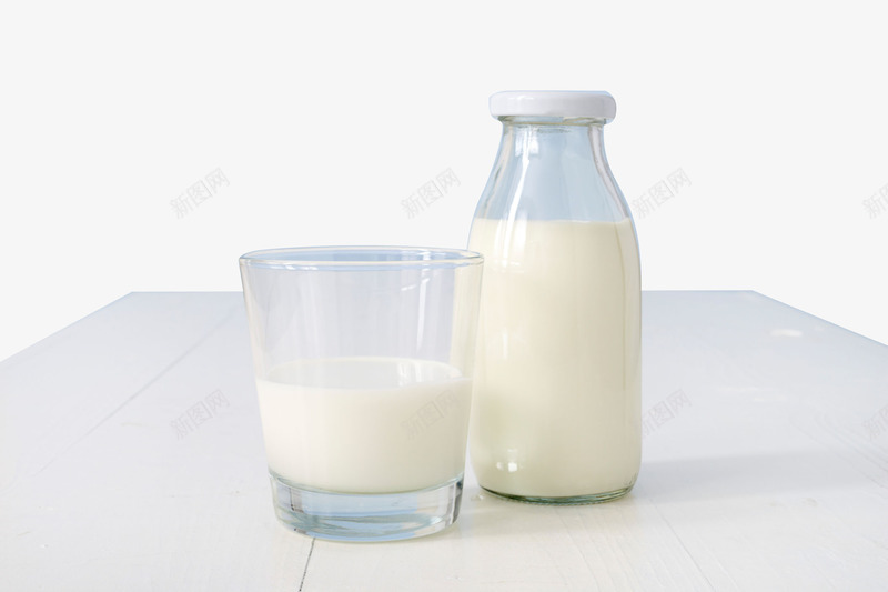 桌面上的玻璃牛奶杯png免抠素材_88icon https://88icon.com 杯子 杯装牛奶 桌面 牛奶 瓶子 白色 营养饮品 饮料