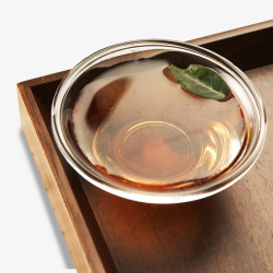 透明玻璃的茶水碗素材