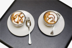 木制牛奶勺工作中的咖啡高清图片