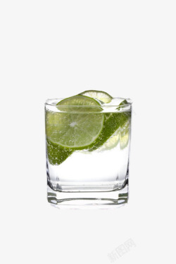 透明玻璃杯里的柠檬苏打气泡水实素材