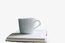 实物白色杯子书和咖啡素材