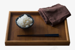 木筷子木盘子里的白色米饭高清图片