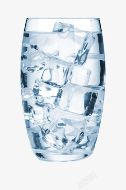 透明玻璃杯里的苏打气泡水加冰实素材