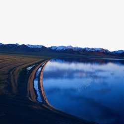 西藏纳木措湖的湖岸边素材