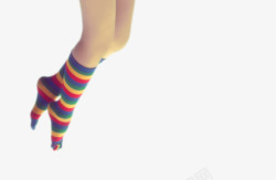 穿着彩虹条纹袜的女孩的腿素材