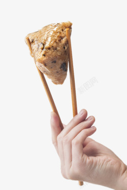 用筷子夹着的粽子素材